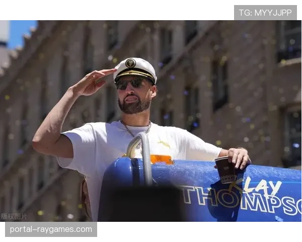 场边花絮：勒沃库森小球迷举牌为生病队友加油